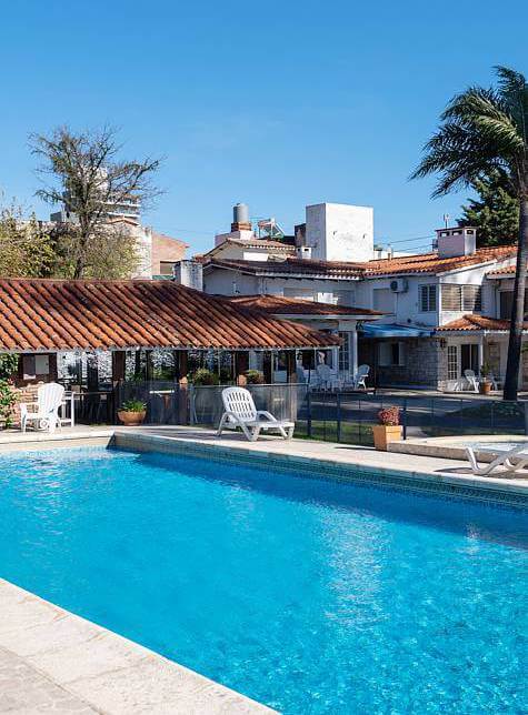 Parque y piscina de Buena Vista Bungalows